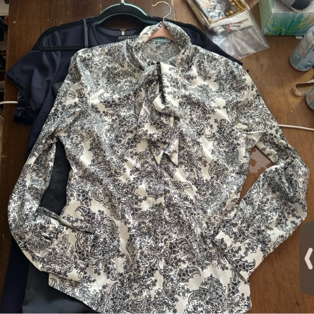 HAWES & CURTIS BLACK & WHITE KITTEN BOW BLOUSE 20” PTP